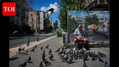 RSPB urges gardeners to change how they feed birds as starling and greenfinch numbers keep falling