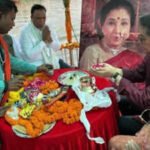 Asha Bhosle’s ashes immersed in the Ganga by her family, granddaughter Zanai Bhosle breaks down |
