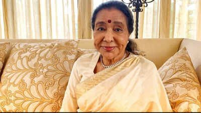 Legendary singer Asha Bhosle suffers a heart attack, rushed to Breach Candy hospital in Mumbai | Hindi Movie News
