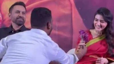 Samantha Ruth Prabhu: ‘Maa Inti Bangaram’: Fan breaks security to propose to Samantha Ruth Prabhu in front of filmmaker Raj Nidimoru – Watch | Telugu Movie News