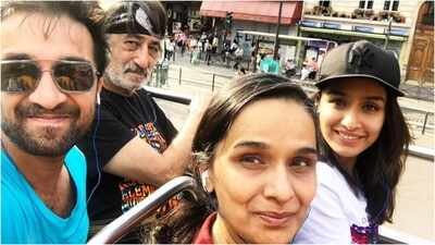 Shraddha Kapoor, Shakti Kapoor and family move out of shared home; ‘Eetha’ star’s Juhu home is Hrithik Roshan’s former rented flat | Hindi Movie News