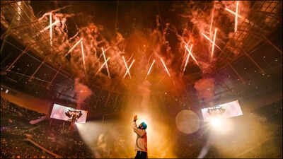Arijit Singh goes viral for belting out dance moves to Shah Rukh Khan’s ‘Chaleya’; Fans say ‘thought it’s AI’ |