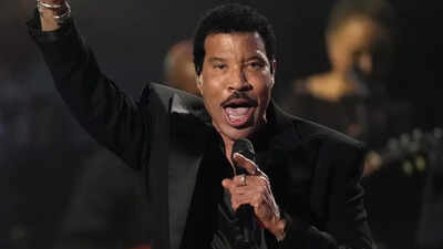 Lionel Richie HOSPITALISED after falling ill onstage; singer cuts short opening night of tour – WATCH﻿ |