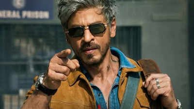 Shah Rukh Khan: Fan tells Shah Rukh Khan ‘I love you more than my husband’, WATCH actor’s epic reaction | Hindi Movie News