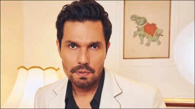 Randeep Hooda beats Mumbai rains by travelling in metro: Video of ‘Highway’ actor goes viral online |