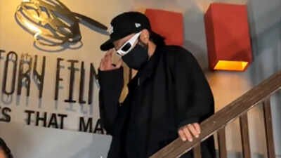 Ranveer Singh hides his new look during visit to Hansal Mehta’s office ahead of ‘Pralay’ shoot – Watch video | Hindi Movie News
