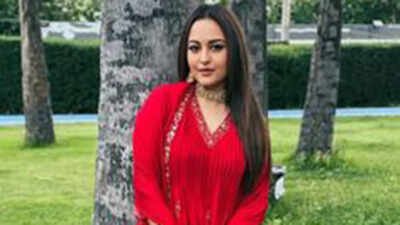 Sonakshi Sinha loses cool at paparazzi outside event, says ‘jab tak aap nahi jaoge, main nahi baithungi’ |