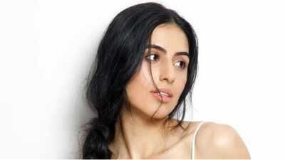 Akshay Kumar’s niece Simar Bhatia lands second film, to star opposite Roshan Mathew: Report |