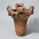 A 5,000-year-old Japanese pot preserved in New York has a rim that looks like rising flames, showcasing Jōmon craftsmanship | World News