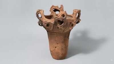 A 5,000-year-old Japanese pot preserved in New York has a rim that looks like rising flames, showcasing Jōmon craftsmanship | World News