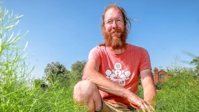 A Belgian farmer says he has not irrigated outdoor crops for 26 years; dig just 5 to 10 cm below the dry-looking surface and the soil is still moist