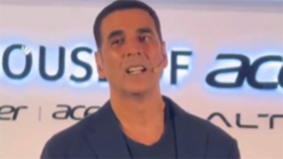 Akshay Kumar’s hilarious reaction to journalist’s pan masala ad question goes viral, actor laughs after ‘Sab kesar bech rahe hain’ remark | Hindi Movie News