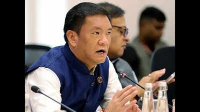 Arunachal CM honours academic contribution of Himalayan University VC at Northeast VCs’ roundtable