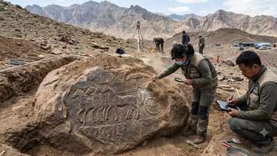 China discovers a rare four-horse chariot carved into a buried rock; fewer than 20 chariot scenes were known in the Helan Mountains | World News