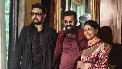 Kichcha Sudeep steals the spotlight by performing Shah Rukh Khan’s romantic song ‘Suno Na Suno Na’ from ‘Chalte Chalte’ at a Bengaluru wedding – Watch | Kannada Movie News