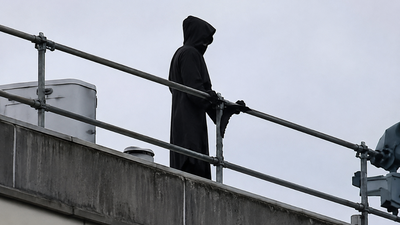 Man dressed as ‘Grim Reaper’ climbs onto hospital roof with long blade, apparently trying to scare patients | World News
