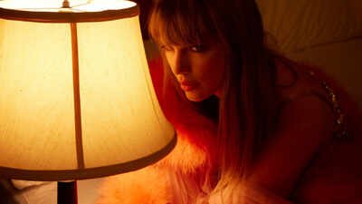Taylor Swift makes FIRST appearance post-wedding to Travis Kelce; debuts new look in London
