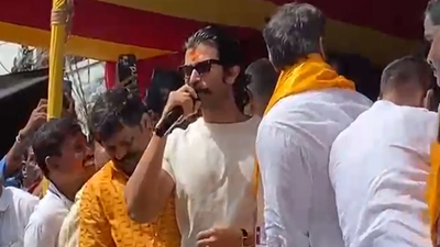 Vijay Deverakonda seeks Goddess Mahankali’s blessings at Lal Darwaza Bonalu festivities with brother Anand and Sandeep Reddy Vanga as fans gather to see the stars: ‘I had a good darshan’ |
