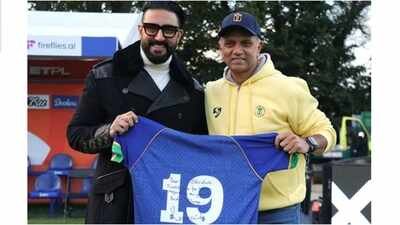 Abhishek Bachchan gets special gift from Rahul Dravid – CHECK OUT what’s INSIDE | Hindi Movie News