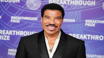 Lionel Richie still in ICU over cardiac issues; singer hoping to be discharged this week |