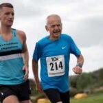 ​At 90, former paratrooper Ian Winship runs 10K in about an hour with daughter and grandson, setting a world-best time for his age