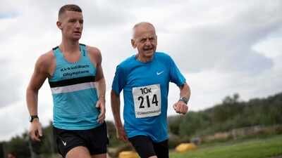 ​At 90, former paratrooper Ian Winship runs 10K in about an hour with daughter and grandson, setting a world-best time for his age