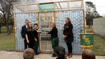 Australian high school students collected more than 2,000 plastic bottles to form a greenhouse, 11 years later, the structure supplies food for the school’s garden