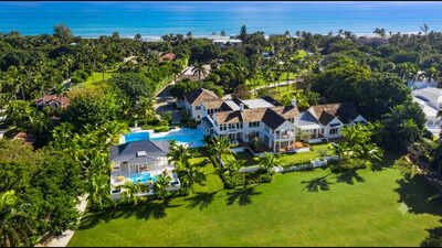 In 1991, Greg Norman paid $4.9 million for an 8.3-acre Jupiter Island estate; after rebuilding much of the compound, he sold the Florida property 30 years later for $55.1 million