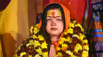 Mamta Kulkarni returns to her 90s avatar, dances To ‘Koi Jaaye To Le Aaye’, viral video leaves internet saying ‘Yeh toh sanyasi ho gayi thi’ | Hindi Movie News