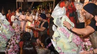 Salman Khan performs aarti at Khan family’s Ganpati visarjan; joins Iulia Vantur to offer prayers to Bappa – PICS |