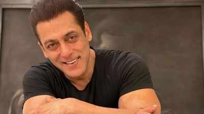 Salman Khan folds his hands as the crowd surrounds him after Ganpati darshan; asks security to protect children as young fans gather to catch his glimpse | Hindi Movie News
