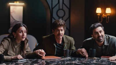 Shah Rukh Khan gets a taste of his own ‘Don’ dialogue as Ranbir Kapoor roasts him and Alia Bhatt joins in; fans demand a film: ‘Cast them in a film’ |