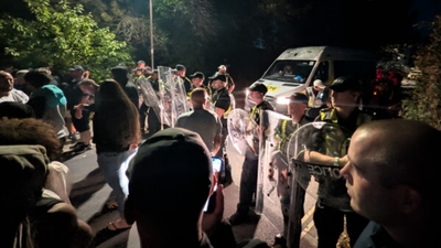 Cops injured, vehicles damaged as anti‑migrant protest turns violent in UK; second protest in two days | World News