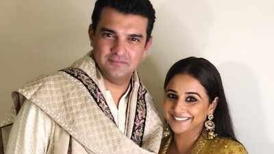 Vidya Balan shares an affectionate KISS with hubby Sidharth Roy Kapur at the airport; chemistry grabs attention – WATCH VIDEO | Hindi Movie News