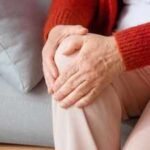 Common daily fiber supplement was found to significantly reduce knee pain and improve muscle strength in a new study, offering a cheap and easy option for the millions of people living with painful, stiff knees