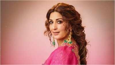 Sonali Bendre tells Madhuri Dixit she never saw cancer as battle, chose to treat her body with love | Hindi Movie News