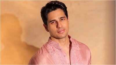 Sidharth Malhotra shares leg injury photo in medical boot, jokes ‘I took ‘break a leg’ too seriously’ days after announcing second pregnancy with Kiara Advani |