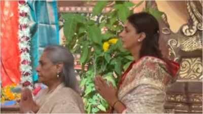 Jaya Bachchan, Shweta Bachchan visit Durga Puja pandal; veteran acteess shares warm hug with Kajol as Nysa, Yug join in | Hindi Movie News