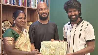 Soori visits Era Saravanan with a wedding invitation, director says ‘Mandadi’ success has not changed the actor’s kind nature |