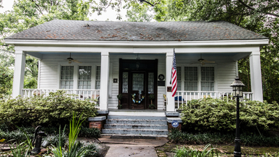 A Texas home built in 1861 ranked third among America’s haunted destinations; visitors report seeing a woman in white |