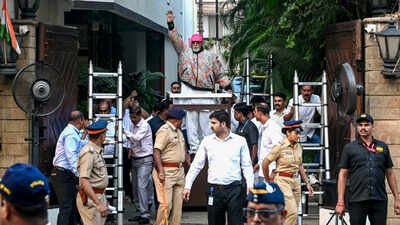 Amitabh Bachchan tightens security outside Jalsa after bomb threat; son Abhishek Bachchan joins him on Sunday Darshan |