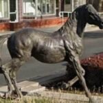 An ,000 statue of an 1886 Kentucky Derby winner was stolen in California; thieves sawed through its legs and left one hoof behind | World News