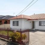 In 1982, a couple came from Lebanon to Australia and later raised four children in a Melbourne home; when it sold for A0,000 in October 2026, the buyers’ promise not to demolish it moved them to tears