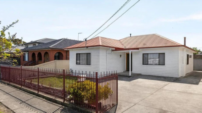 In 1982, a couple came from Lebanon to Australia and later raised four children in a Melbourne home; when it sold for A0,000 in October 2026, the buyers’ promise not to demolish it moved them to tears