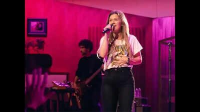 CCTV footage of Kelly Clarkson’s interaction at Brooklyn store released – WATCH |