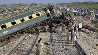5 killed, several injured as passenger train derails in Pakistan’s Punjab