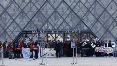 France unrest: Paris’ Louvre Museum shut after student protesters block access