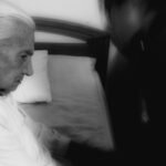 Why do some people stay mentally sharp even when their brains show clear signs of Alzheimer’s disease? Scientists have found an important clue hidden in a rare group of resilient brains