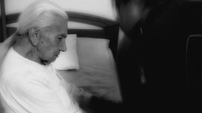 Why do some people stay mentally sharp even when their brains show clear signs of Alzheimer’s disease? Scientists have found an important clue hidden in a rare group of resilient brains