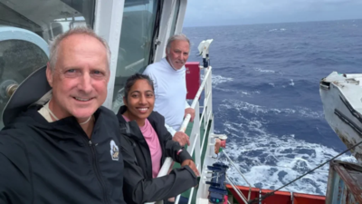 A 17-member 0,000 expedition set out on an 830-nautical-mile voyage to Nikumaroro to inspect a submerged object seen in satellite images; five days of sonar, magnetometer and dredging could test an Amelia Earhart theory | World News